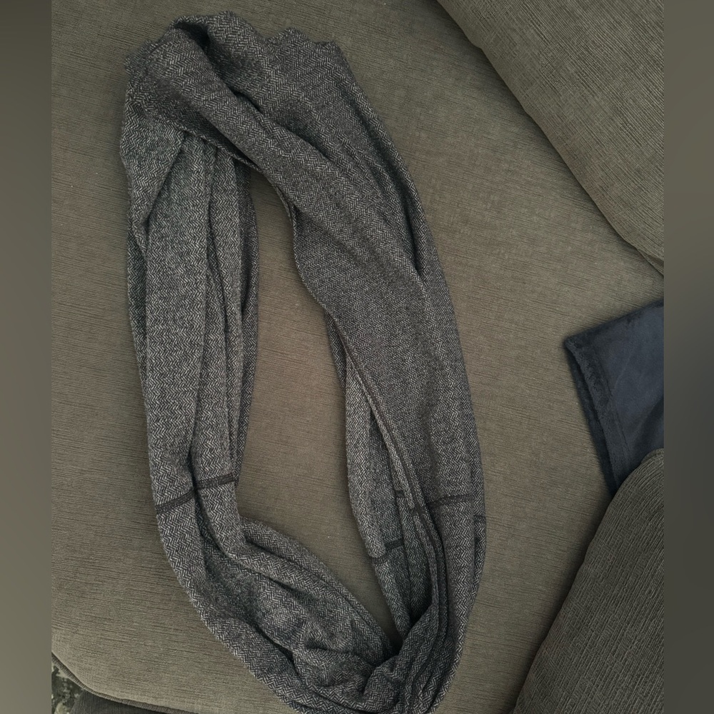 LULULEMON grey infinity scarf!!
